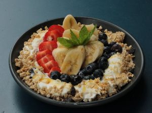 GRANOLA YOGURT BOWL (V)